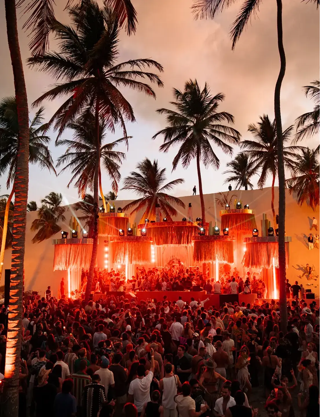 Festival de música al atardecer entre palmeras
