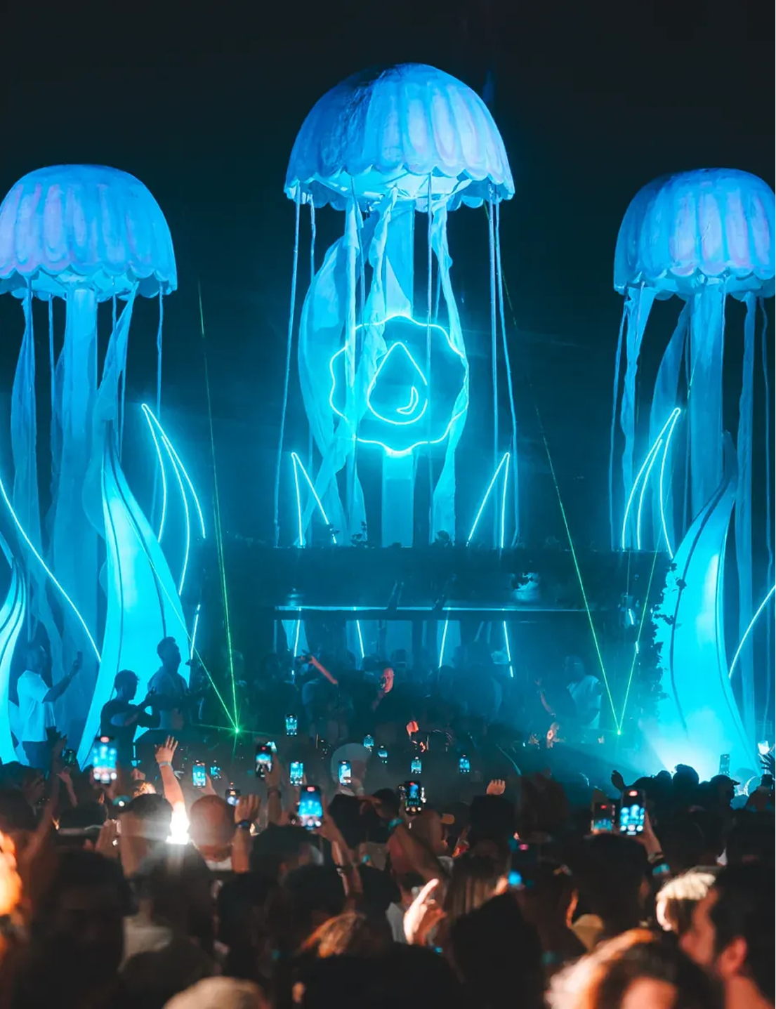 Escenario con medusas iluminadas y público