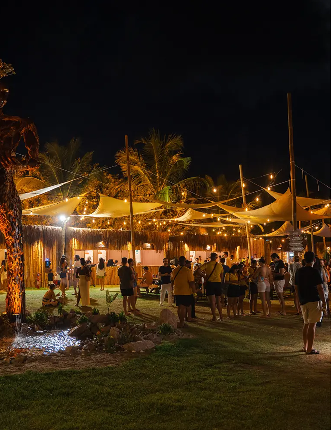 Encuentro al aire libre de noche bajo luces colgantes