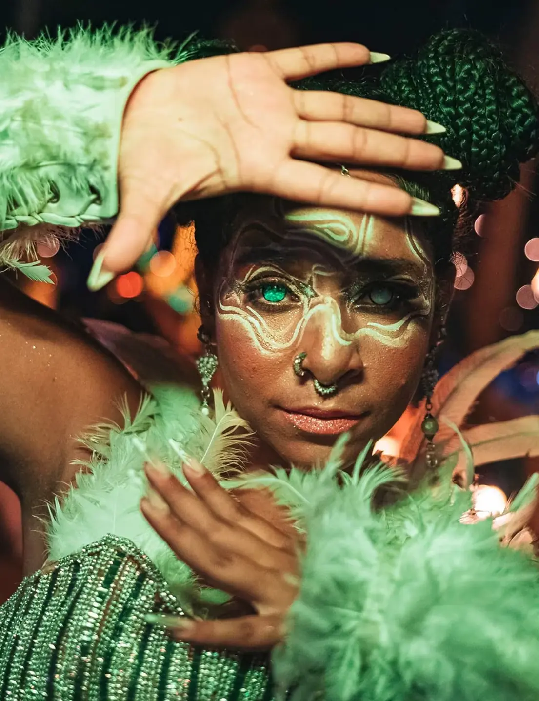 Artista de carnaval con plumas verdes